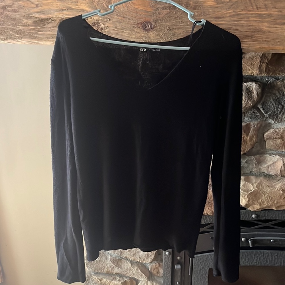 Barely used black long sleeve long sleeve shirt
